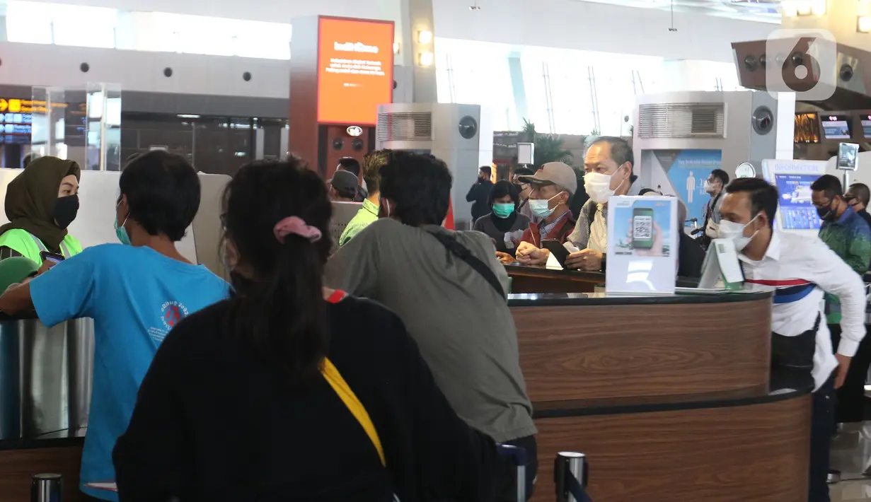 Calon penumpang mengantre di pelayanan tiket di Terminal 3 Bandara Soekarno Hatta, Tangerang, Banten, Selasa (10/11/2020). Maskapai penerbangan Garuda Indonesia dan Citylink melakukan penyesuaian beberapa jadwal penerbangan. (Liputan6.com/Herman Zakharia)