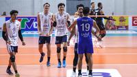 Para pemain Timnas Voli Putra Indonesia melakukan selebrasi setelah mencetak poin pada laga putaran pertama SEA V League 2023 melawan Timnas Voli Thailand di Padepokan Voli Jenderal Polisi Kunarto, Sentul, Bogor, Minggu (23/07/2023). Indonesia menang 3-1 (21-25, 25-17, 25-23 dan 27-25) dan menjadi juara. (Bola.com/Bagaskara Lazuardi)