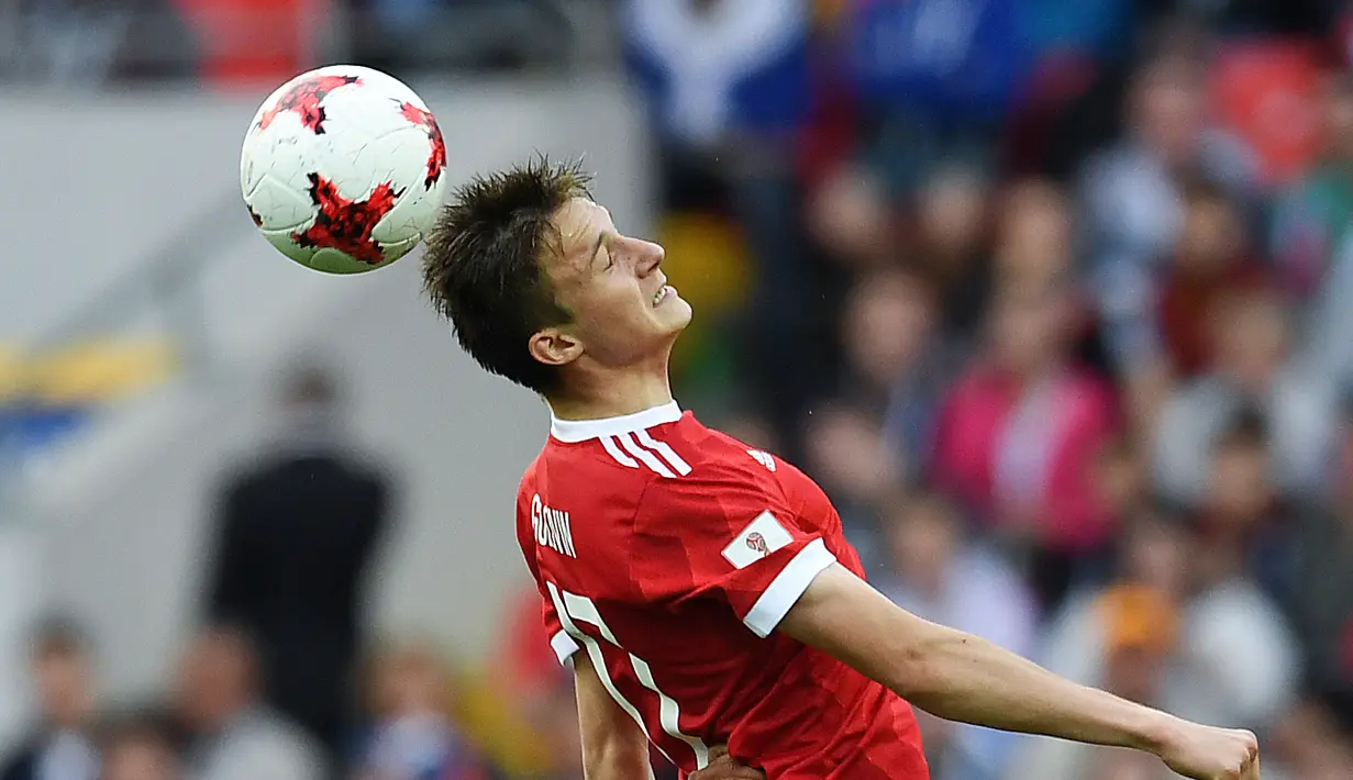 Pemain Rusia dari klub CSKA Moscow, Alexander Golovin menjadi salah satu pemain harapan Rusia di Piala Dunia 2018 posisinya sebagai gelandang bertahan juga bisa bermain untuk sayap kiri layak menjadi perhatian Klopp. (AFP/Kirill Kudryavtsev)