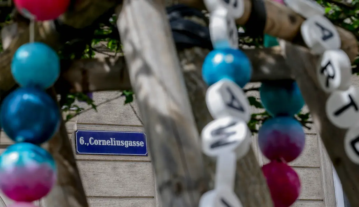 Para Swifties—penggemar Taylor Swift—memasang gelang di sebuah pohon di pusat kota Cornelusgasse, Wina, pada hari Jumat, 9 Agustus 2024. (AP Photo/Heinz-Peter Bader)