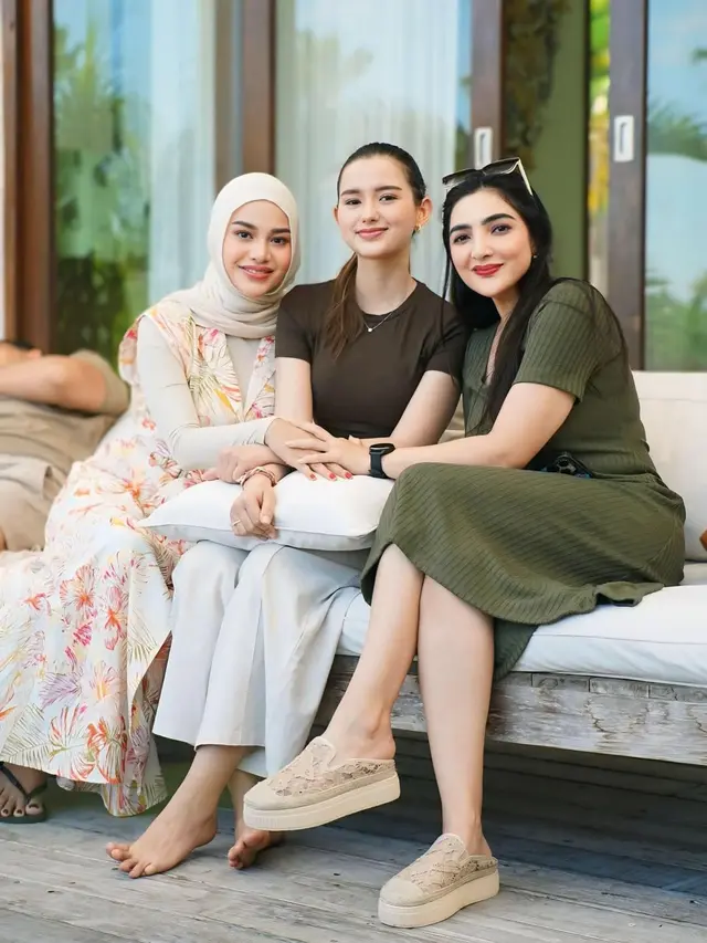 6 Gaya Liburan Aurel Hermansyah di Bali, Dress Bunga dan Sandal Jepit Tetap Kece