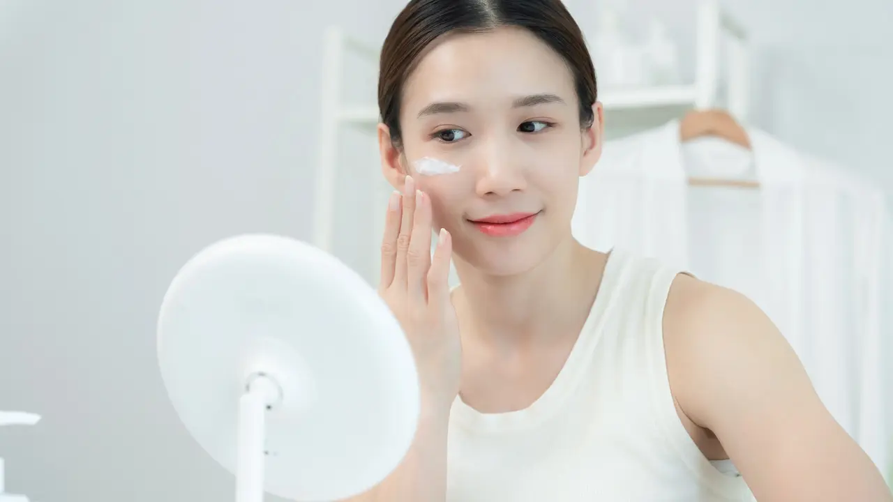 Morning vs Night Skincare: Kenali Perbedaan dan Urutan yang Tepat untuk Kulit