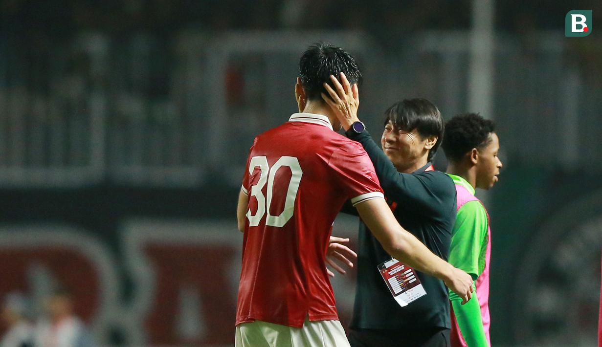 <p>Pelatih kepala Timnas Indonesia, Shin Tae-yong memegang kepala pemain Timnas Indonesia, Elkan Baggott usai&nbsp;laga FIFA Match Day antara Timnas Indonesia melawan Timnas Curacao di Stadion Pakansari, Bogor, Selasa (27/09/2022). (Bola.com/Muhammad Iqbal Ichsan)</p>