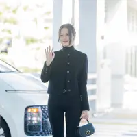 Gaya Airport Style Jisoo Blackpink untuk hadir di Dior Paris Fashion week. diok. Dior