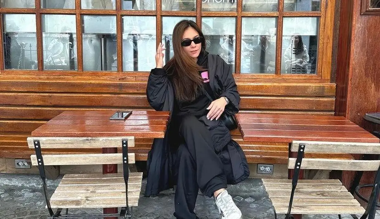 Tampil kasual serba hitam, gaya Wulan Guritno makin kece dengan kacamata hitam sebagai aksesoris. @wulanguritno.