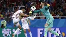 Gelandang Maroko, Mbark Boussoufa, berusaha membobol Spanyol pada laga grup B Piala Dunia di Stadion Kaliningrad, Kaliningrad, Senin (25/6/2018). Kedua negara bermain imbang 2-2. (AP/Manu Fernandez)