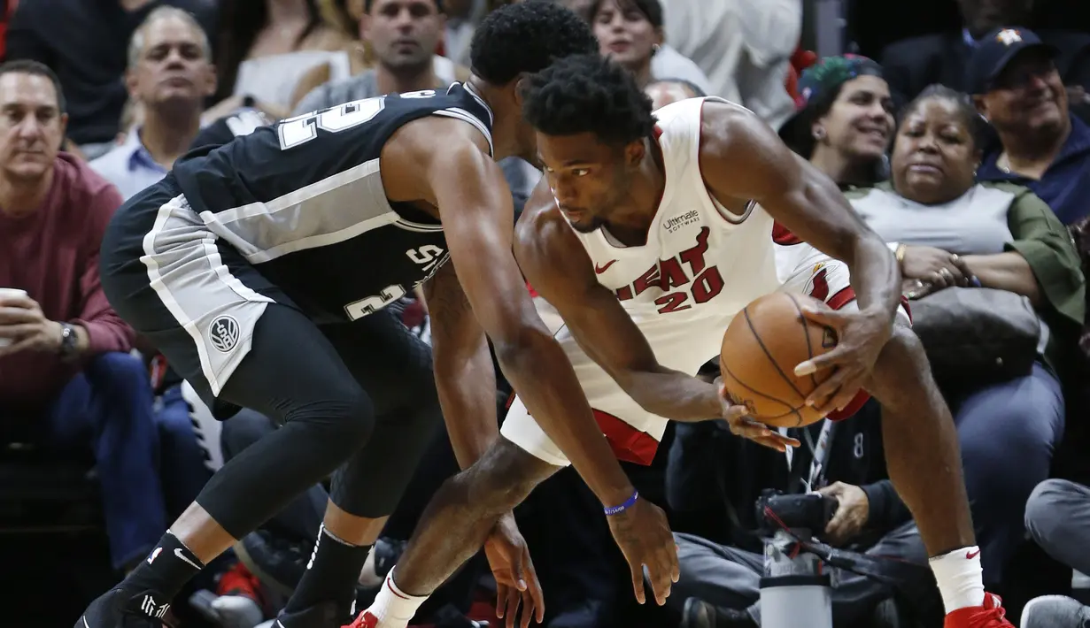Pemain Miami Heat, Justise Winslow (kanan) mengamankan bola dari adangan pemain San Antonio Spurs, Rudy Gay pada laga NBA basketball game di Miami, (25/10/2017). Spurs kalahkan Heat 117-100.  (AP/Wilfredo Lee)