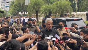 Calon Presiden nomor urut 3, Ganjar Pranowo mengunjungi kediaman Merry Hoegeng, istri mantan Kapolri Hoegeng Imam Santoso di Depok, Jawa Barat, Senin  (27/11/2023). (Liputan6.com/Ady Anugrahadi)