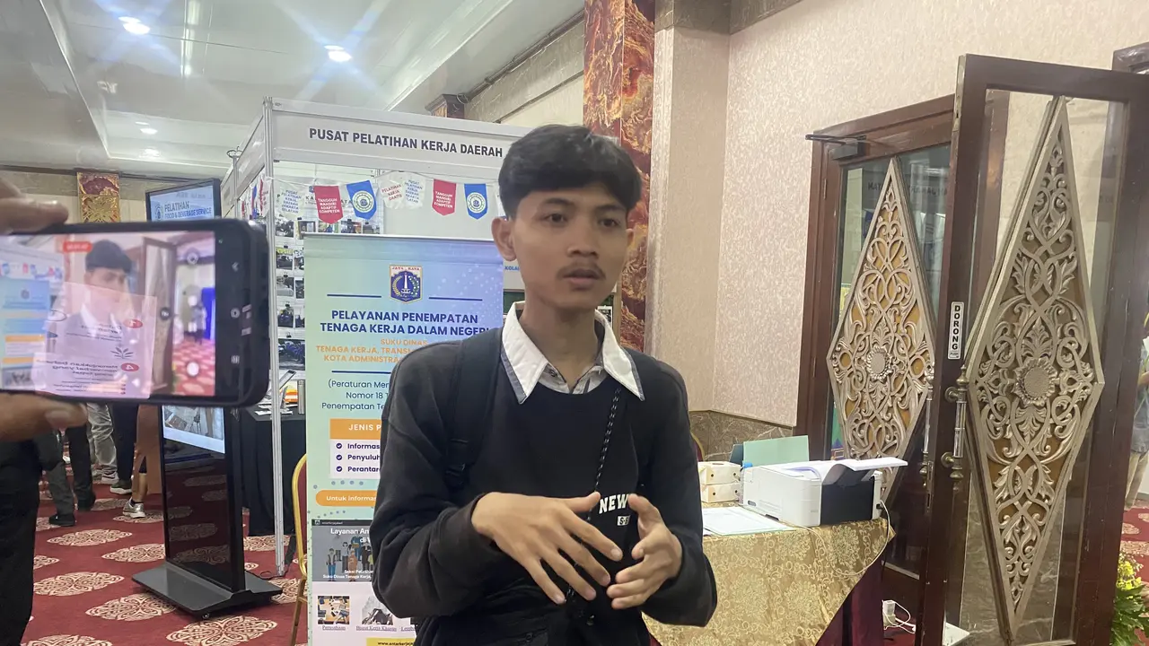 Faisal, pemuda asal Sukabumi yang menyandang disabilitas tuli, mengikuti acara Job Fair Tahap I: Jakarta Selatan Career Fest and Bazaar 2026 (Liputan6.com/Devira Prastiwi)