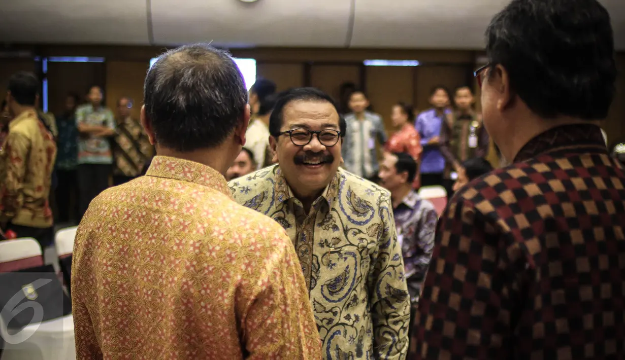 Gubernur Jawa Timur Soekarwo hadir mengikuti rakornas dan dialog terbuka bersama gubernur se-Indonesia di Jakarta, Kamis (24/11). Rakornas ini membahas kerawanan jelang Pilkada Serentak 2017 dan penguatan Tim Saber Pungli. (Liputan6.com/Faizal Fanani)