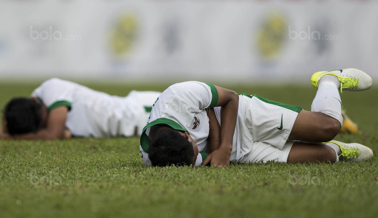 Gelandang Timnas Indonesia, Evan Dimas dan Septian David Maulana, terjatuh karena dikasari pemain Timor Leste pada laga SEA Games di Stadion MPS, Selangor, Minggu (20/8/2017). Indonesia menang 1-0 atas Timor Leste. (Bola.com/Vitalis Yogi Trisna)