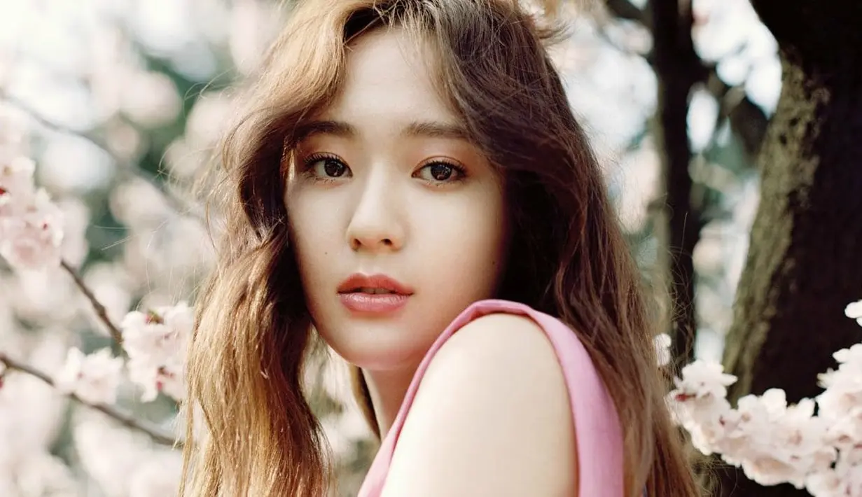 Selain bermain bersama, Krystal juga memberikan hadiah kepada satu persatu siswa di sekolah tersebut. (Foto: soompi.com)