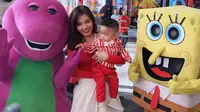 Bella Shofie di perayaan ulang tahun anak angkatnya,  Al Fatih Hamzah. [Foto: Instagram]