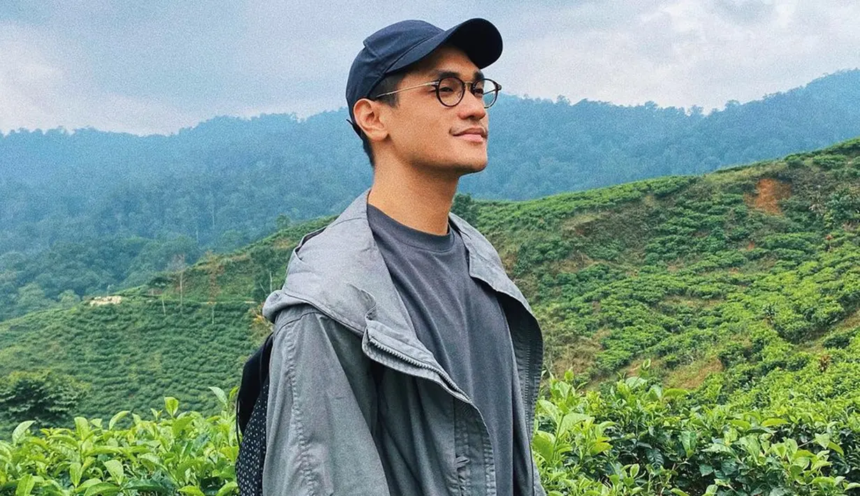 Gaya OOTD Afgan saat tengah berlibur pun kerap mencuri perhatian netizen. Menggunakan busana dengan warna senada penampilan pria 31 tahun ini juga terlihat begitu kece. (Liputan6.com/IG/@afgansyah.reza)
