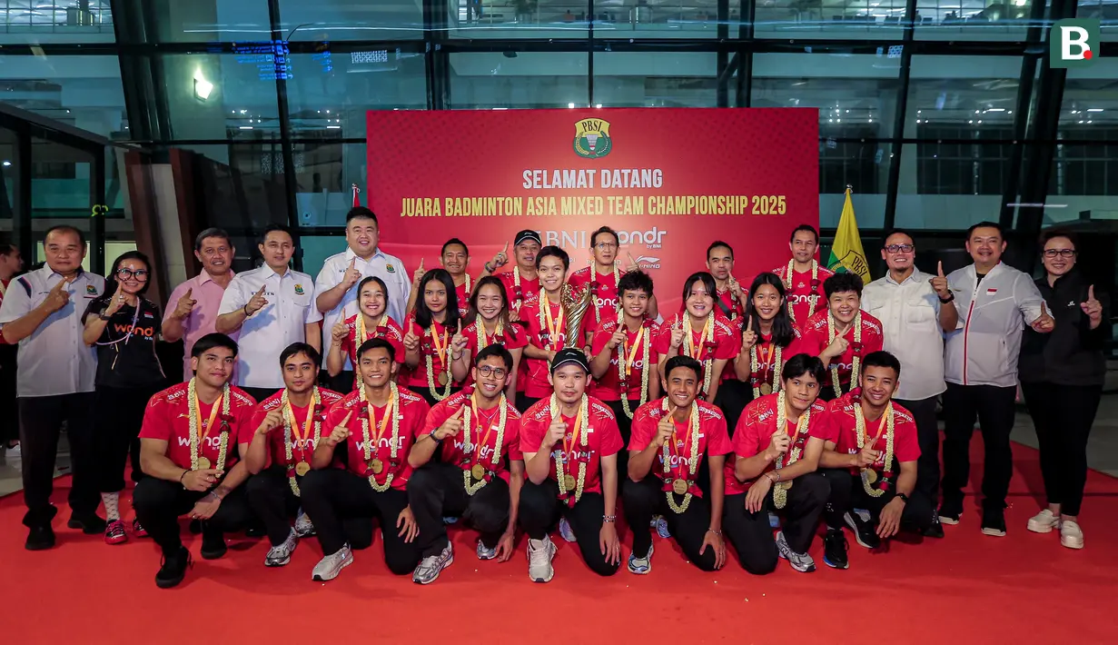 <p>Sejumlah pengurus PBSI dan para pemian, pelatih, serta ofisial tim bulu tangkis Indonesia berfoto bersama dengan trofi Badminton Asia Mixed Team Championships saat acara penyambutan di Terminal 3 Bandara Soekarno Hatta, Tangerang, Senin (17/02/2025). (Bola.com/Bagaskara Lazuardi)</p>