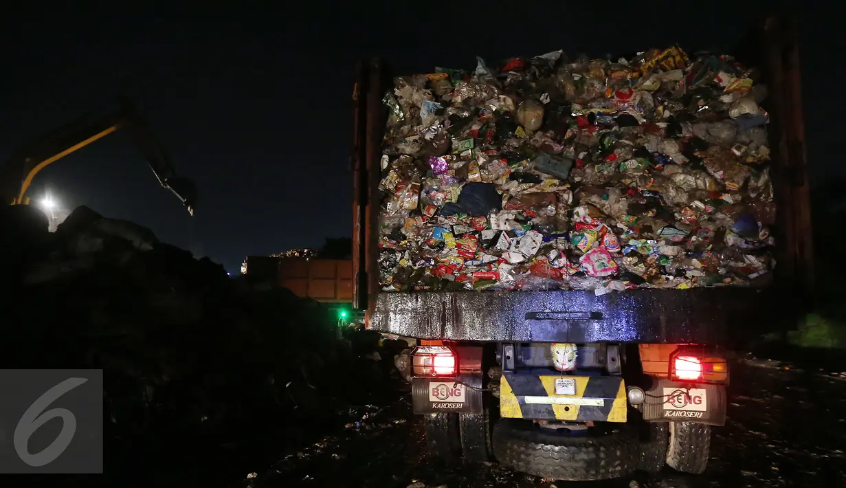 Aroma yang tak sedap menusuk hidung dari setiap penjuru Bantar Gebang yang merupakan tempat pengolahan sampah terbesar di Indonesia tersebut. (Liputan6.com/Johan Tallo) 
