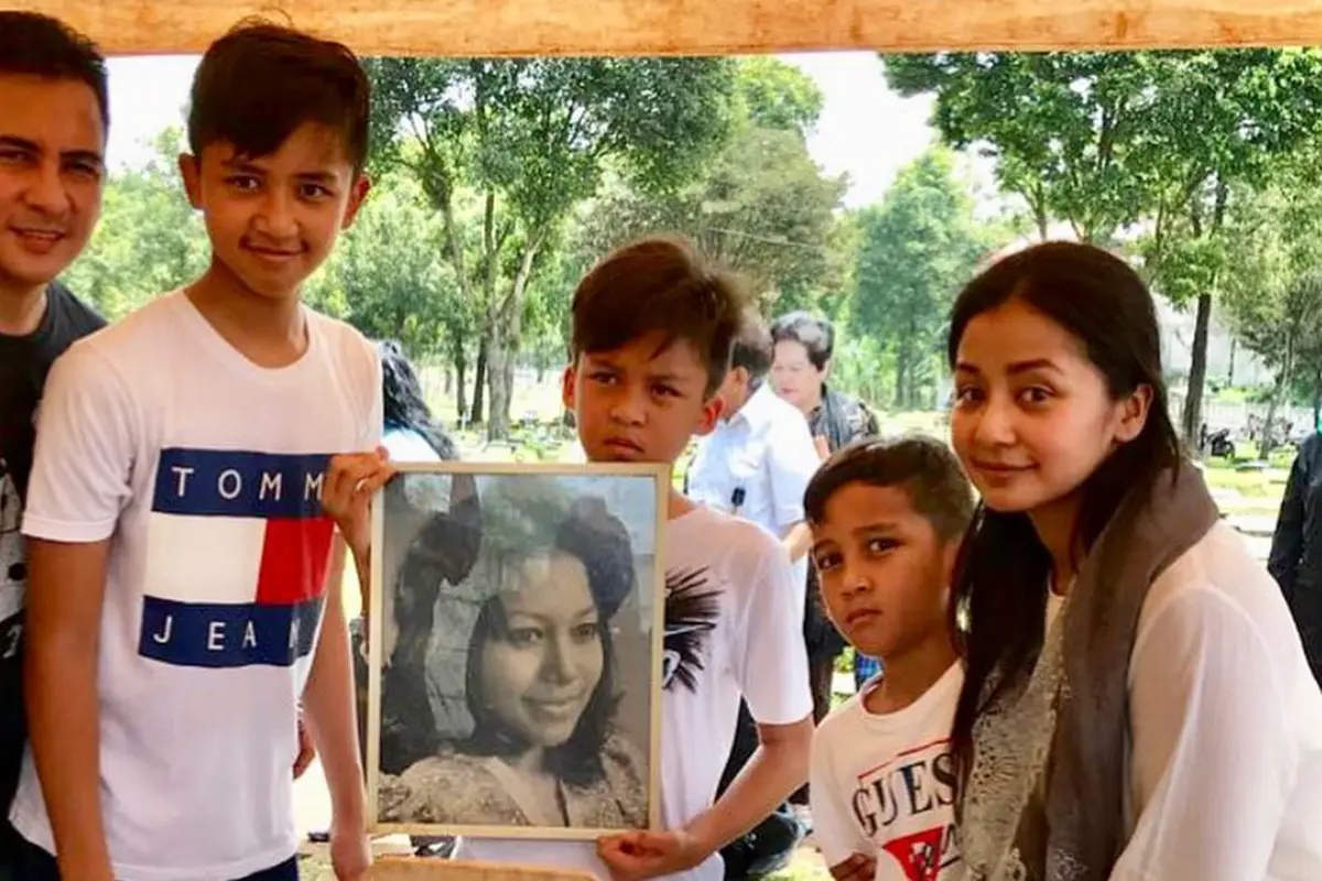 Amara Lingua bersama suami dan anak di pemakaman mendiang ibunda (Instagram/ @amaranggana)