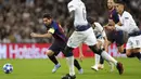 Striker Barcelona, Lionel Messi, berusaha melewati pemain Tottenham Hotspur pada laga Liga Champions di Stadion Wembley, Rabu (3/10/2018).  Barcelona menang 4-2 atas Tottenham Hotspur. (AP/Frank Augstein)