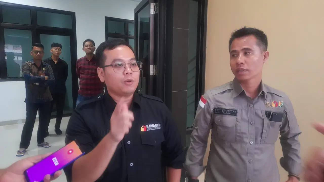 Ketua Bawaslu Bandar Lampung, Apriliwanda (kemeja abu abu) dan Oddy Marsa JP (kemeja hitam). Foto: (Istimewa)