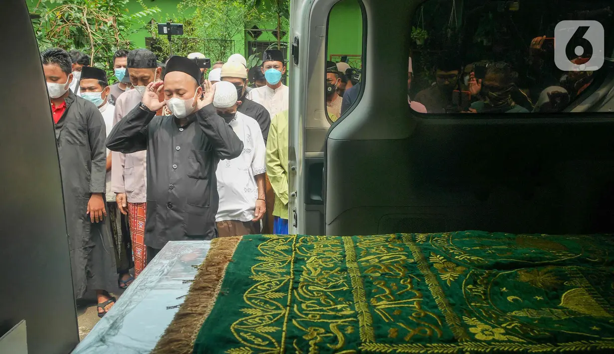 Warga saat mensalatkan jenazah Dedi Yuliardi Ashadi atau Dorce Gamalama di TPU Bantar Jati, Bambu Apus, Jakarta, Rabu  (16/2/2022). Ia berpulang setelah terpapar virus COVID-19. Dorce dimakamkan menggunakan protokol COVID-19 di TPU Bantar Jati, Bambu Apus. (Liputan6.com/Herman Zakharia)