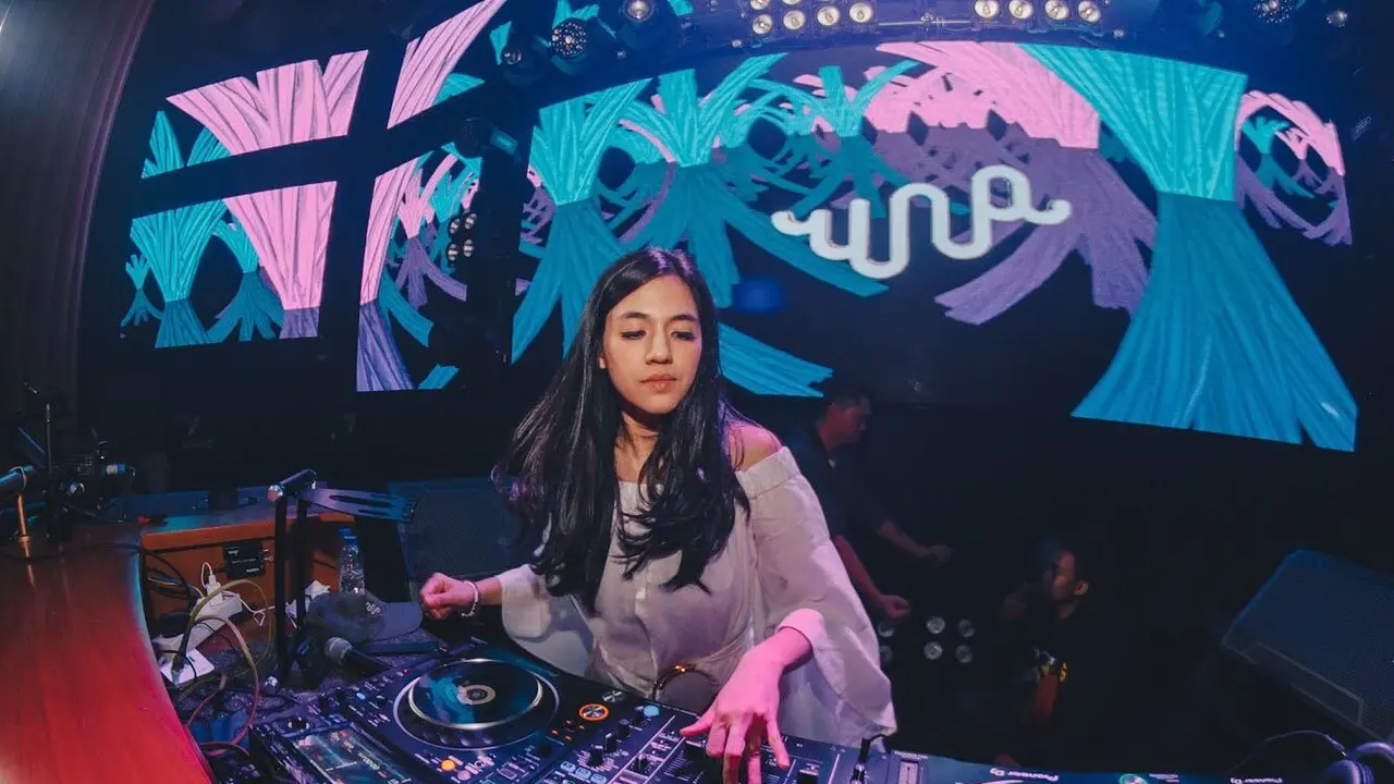 Viral Karena Disawer Ratusan Juta, Ini 7 Gaya DJ Una saat di Atas Panggung