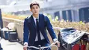 Park Hyung Sik dikenal saat berakting di beberapa judul drama. Ia terlihat semakin tampan saat dirinya mengenakan pakaian formal seperti jas. (Foto: soompi.com)