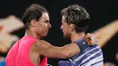 Petenis Spanyol, Rafael Nadal (kiri) memberi selamat kepada Dominic Thiem dari Austria yang telah mengalahkannya pada perempat final Australia Terbuka di Melbourne, Australia, Rabu (29/1/2020). Nadal baru sekali juara di Melbourne pada 2009. (AP Photo/Andy Wong)