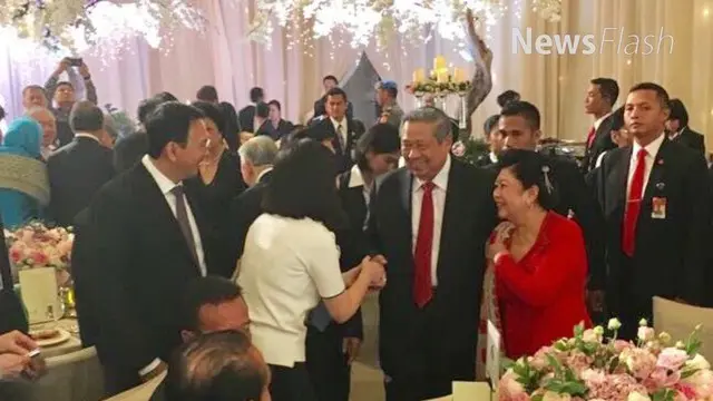 Ketua Umum Partai Demokrat Susilo Bambang Yudhoyono (SBY) kembali viral di jagat media sosial. Bukan karena curhatannya, tapi karena beredar foto SBY tengah bersalaman dengan istri Gubernur DKI Jakarta Basuki Tjahaja Purnama atau Ahok