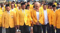 Mereka menziarahi sejumlah makam tokoh pendahulu Golkar, seperti Presiden RI Ke-3 BJ Habibie, Menteri Penerangan era Orde Baru Harmoko, dan Wakil Presiden RI Ke-5 Sudharmono. (merdeka.com/Arie Basuki)