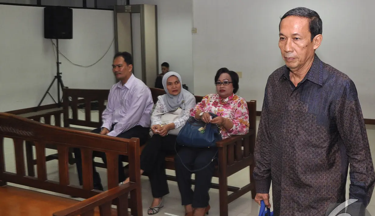 Terdakwa kasus proyek pengadaan dan pemasangan IT di perpustakaan UI, Tafsir Nurchamid, saat memasuki ruang sidang di Pengadilan Tipikor, Jakarta, Rabu (29/10/2014). (Liputan6.com/Miftahul Hayat)