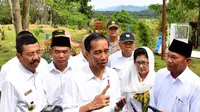 Presiden Jokowi berziarah ke Pemakaman Mahligai Barus, Tapanuli Tengah, Sumatera Utara. (Ahmad Romadoni/Liputan6.com)