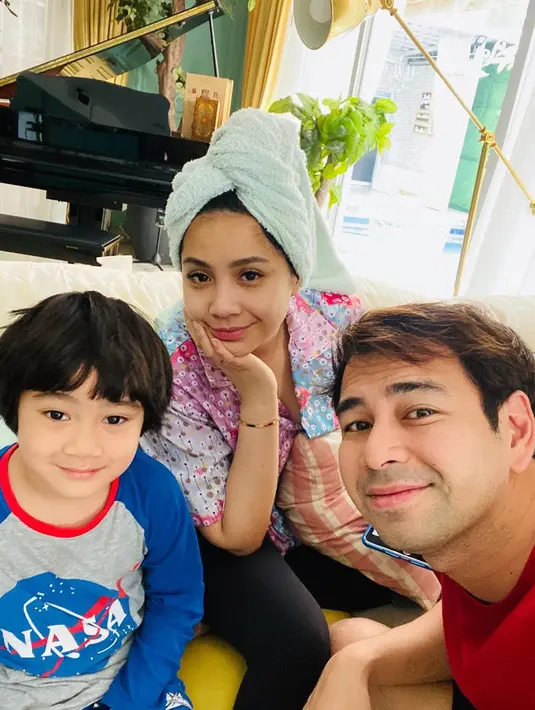 Kemudian Rafathar juga mengatakan kalau ayahnya, Raffi Ahmad, adalah orang biasa. Pada akhirnya, Rafathar menyebutkan bahwa dirinya ingin menjadi seperti sang mama, Nagita Slavina. Meskipun ia tak menyebutkan alasannya. (Instagram/raffinagita1717)