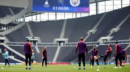 Suasana saat para pemain Manchester City berlatih jelang menghadapi Tottenham Hotspur pada leg pertama perempat final Liga Champions di Stadion Tottenham Hotspur, London, Inggris, Senin (8/4). (Reuters/John Sibley)
