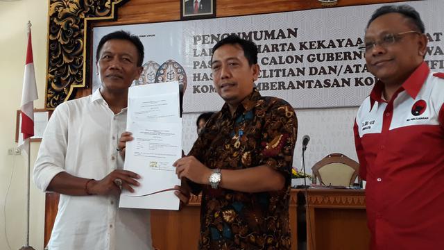 Penyerahan LHKPN dari tim kampanye Wayan Koster saat serahkan dokumen kepada KPU Bali