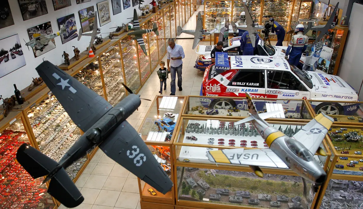 Pengunjung menikmati berbagai koleksi mainan atau diecast mobil dan diorama terbesar milik Nabil Karam yang dipamerkan di dalam museum Zouk Mosbeh, di utara Beirut, Libanon, (16/11). (Reuters/Aziz Taher)