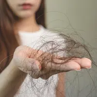 Penyebab rambut rontok. (c) Shutterstock/Pormezz