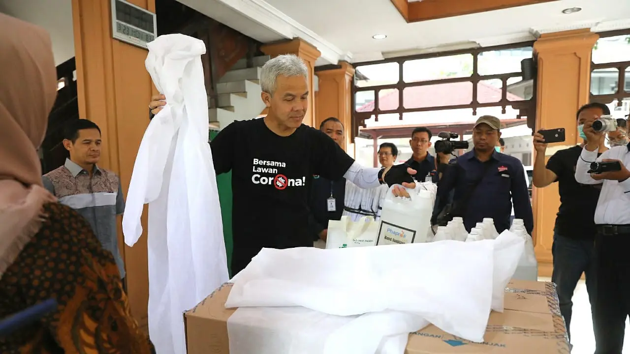 Gubernur Jawa Tengah, Ganjar Pranowo menunjukkan APD 'Baju Astronot' yang diproduksi RS Moewardi, Solo. (Foto: Liputan6.com/Pemprov Jateng/Felek Wahyu)
