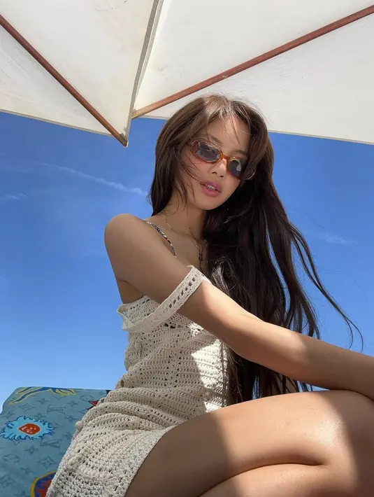 Ia pun mengunggah liburan santai dengan wajah bare face tanpa makeup [@lalalalisa_m]