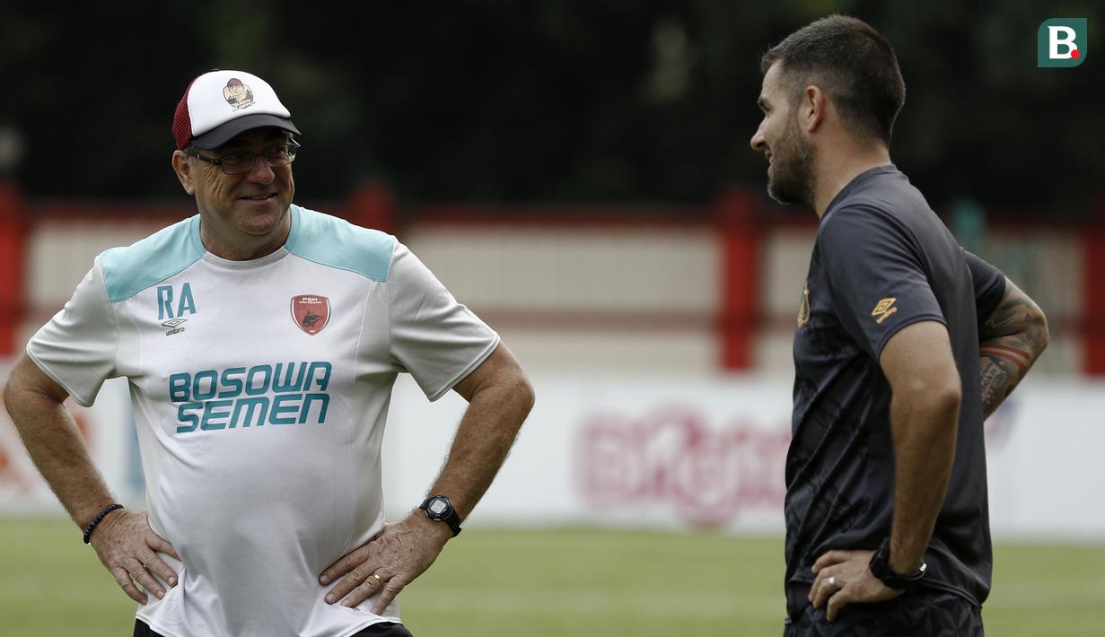 Pelatih PSM Makassar, Rene Alberts, berdiskusi dengan pelatih Bhayangkara FC, Simon McMenemy, saat bertemu di Stadion PTIK, Jakarta, Minggu (2/12). Keduanya akan bertemu pada pekan ke-33 Liga 1. (Bola.com/Vitalis Yogi Trisna)