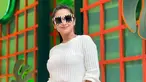 Tampil dengan busana berwarna putih, Dewi Perssik terlihat melengkapi penampilannya menggunakan kacamata hitam. Frame besar berwarna hitam putih pada kacamata ini pun menarik perhatian netizen. (Liputan6.com/IG/@dewiperssikreal.new)