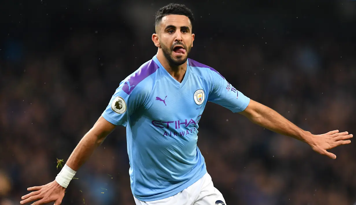 Riyad Mahrez - Manchester City harus rela kehilangan satu pemain andalanya ini karena harus membela Timnas Aljazair di Piala Afrika. Namun City tak perlu khawatir lantaran masih memiliki stok pemain berkualitas di sektor yang ditinggalkan Mahrez. (AFP/Paul Ellis)
