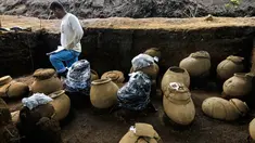 Pekerja Nicaraguan Institute of Culture (INC) mendata sejumlah tembikar di situs pemakaman zaman pra-Kolombia berusia lebih dari 1.200 tahun yang ditemukan di lokasi pembangunan Stadion Bisbol Nasional yang baru di Managua, Selasa (20/6). (INTI OCON/AFP)