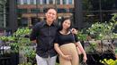 Istri Oki Rengga, Anggi Rantika telah melahirkan anak pertama yang diberi Arthur Laqika Farabi pada April 2022 lalu. Momen kehamilan Anggi pun pasangan ini tetap mesra. (Instagram @okirengga33) - 4