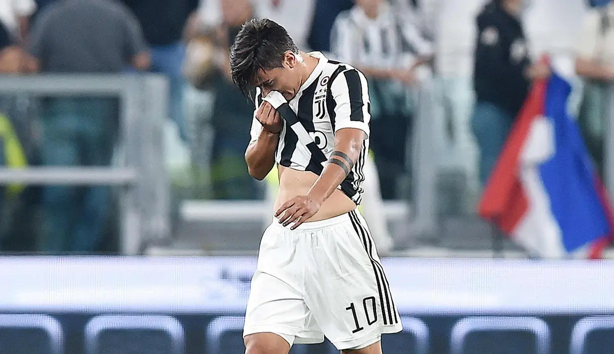 Penyerang Juventus, Paulo Dybala tertunduk lesu usai tendangan penaltinya gagal saat bertanding melawan Lazio pada lanjutan Liga Serie A Italia di Stadion Allianz di Turin, (14/10). Juventus kalah 2-1 atas Lazio. (Alessandro Di Marco / ANSA via AP)