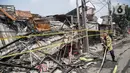 <p>Petugas pemadam beraktivitas usai kebakaran yang melanda kawasan Pasar Gembrong, Jakarta, Senin (25/4/2022). Sebanyak  400 Rumah dan Bangunan hangus terbakar dan  total kerugian akibat insiden kebakaran tersebut Ditaksir senilai Rp1,5 Miliar. (Liputan6.com/Faizal Fanani)</p>