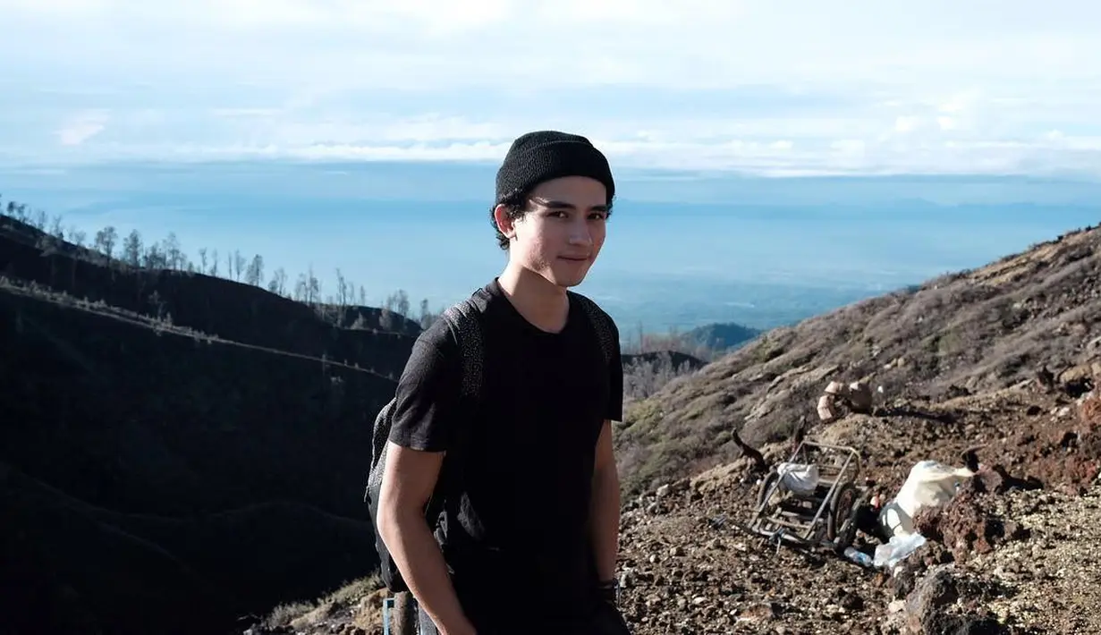 Pemeran Anhar di film Dilan 1990, Giulio Parengkuan diramal bakal menjadi idola baru remaja putri. Hal tersebut wajar, lantaran ia punya karisma yang luar biasa. (Foto: instagram.com/giulioparengkuan)