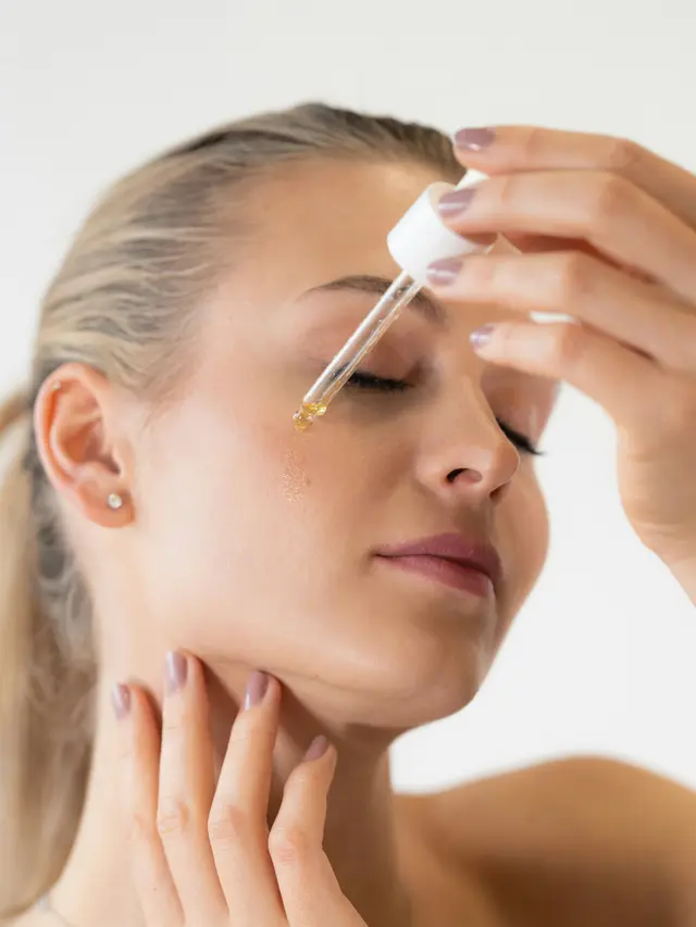 Ilustrasi penggunaan serum dan tabir surya dalam rutinitas skincare pagi.