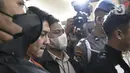 Artis Rizky Billar dihadirkan saat rilis kasus kekerasan dalam rumah tangga (KDRT) terhadap istrinya Lesti Kejora di Mapolres Jakarta, Kamis (13/10/2022). "Barang bukti hasil visum Lesti Kejora yang mana hasil visum tersebut menerangkan bahwa telah terjadi kekerasan fisik terhadap korban. Rekam medis juga sebagai barbuk, dan flashdisk yang berisi rekaman CCTV," ujar Kabid Humas Polda Metro Jaya, Kombes Pol Endra Zulpan. (Liputan6.com/Faizal Fanani)