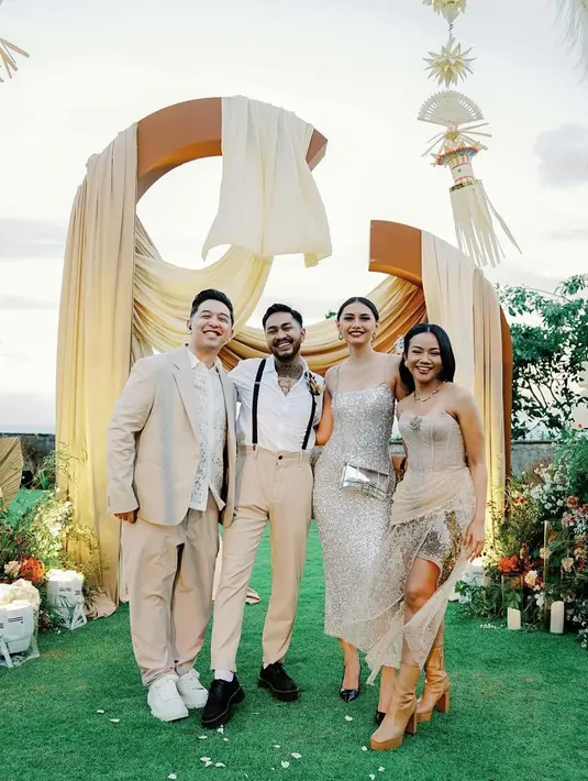 Tampil serasi dengan Onad yang menjadi groomsmen, Beby tampil elegan dengan sleeveless dress berwarna silver dengan tatanan rambut diikat. Selain berfoto dengan pengantin, Onad dan istri juga mengabadikan momen bersama tamu undangan lain, salah satunya Yura Yunita dan suami. (Liputan6.com/IG/@bebyleonardo)