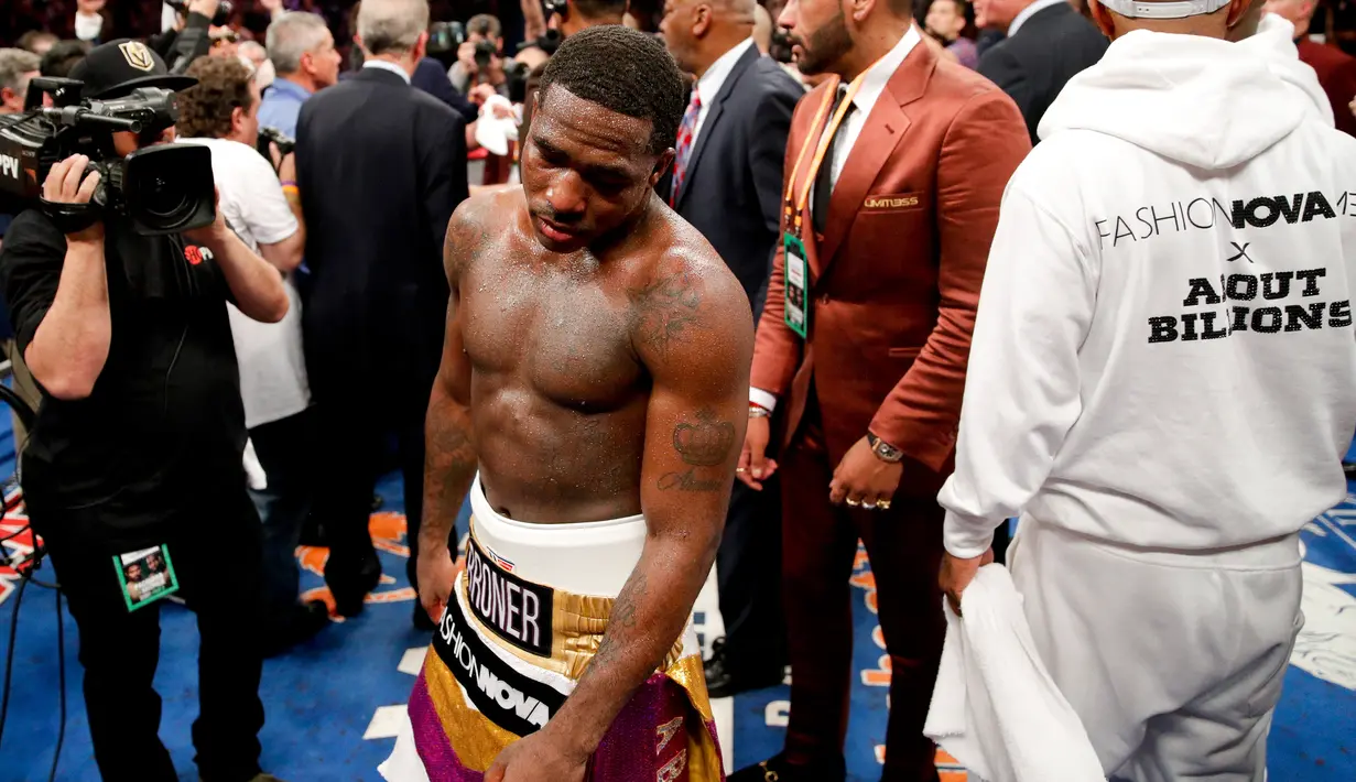 Petinju AS, Adrien Broner tertunduk lesu usai takluk atas petinju asal Filipina, Manny Pacquiao usai pertandingan tinju kelas welter WBA di Las Vegas (19/1). Pacquiao nyaris mendominasi sepanjang pertandingan melawan Broner. (AP Photo/John Locher)